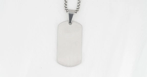 Detailopname van de geborstelde zilveren rechthoekige hanger met stevige schakelketting