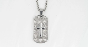 Detail van zilveren kruis dog tag hanger ketting met micro-ingelegde strass