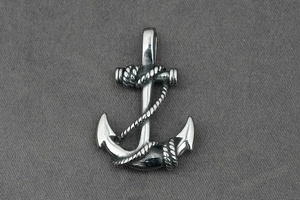 Gros plan détaillé du pendentif ancre nautique en argent avec un motif de corde en spirale