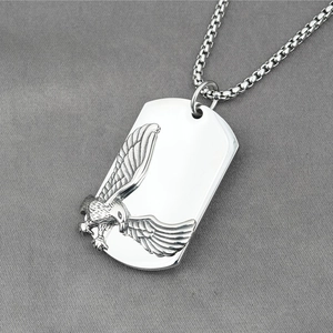 Colgante de águila en acero de titanio para hombre con placa militar rectangular lisa