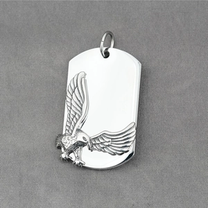 Colgante militar de águila en acero inoxidable pulido para hombre con alas en relieve