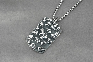 Détail du collier gothique en acier inoxydable avec crânes embossés sur pendentif