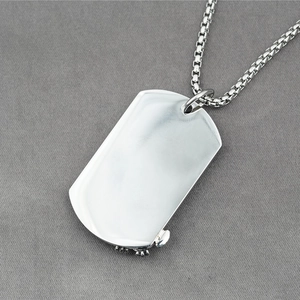 Colgante de placa militar rectangular de acero pulido en collar de cadena de caja