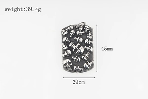 Vue macro détaillée du pendentif gothique avec relief de crânes, dimensions et poids