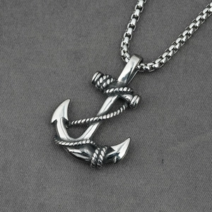 Collier avec pendentif ancre argenté vintage, détails de corde et chaîne à maille carrée