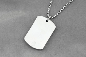 Détail macro du pendentif plaque militaire carrée polie avec collier à chaîne box