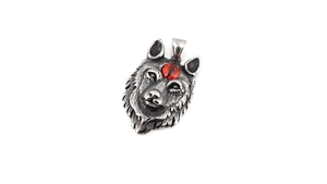 Détail macro du pendentif tête de loup rétro avec pierre rouge et finition argentée