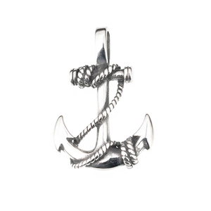 Pendentif ancre vintage en argent oxydé avec détail de corde sur fond blanc