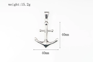 Dettaglio di un ciondolo a croce di ancora in acciaio inox con dimensioni 40mm e peso 15,2g
