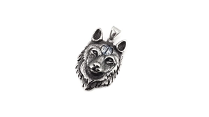 Détail de pendentif tête de loup vintage avec texture de fourrure et œil bleu serti