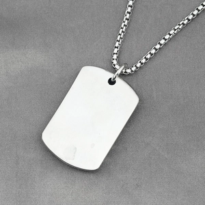 Collier plaque militaire en acier inoxydable argenté avec chaîne box sur tissu