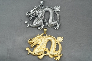 Detailrelief von chinesischen Drachenanhängern in Gold- und Silber-Edelstahl-Optik