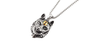 Détail macro du pendentif tête de loup avec pierre œil de tigre et chaîne en acier inox