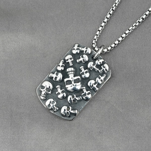 Collier punk gothique avec chaîne carrée et pendentif à crânes multiples en argenté