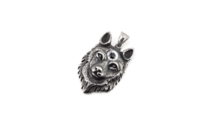 Vue détaillée du pendentif tête de loup vintage avec texture en acier inoxydable oxydé