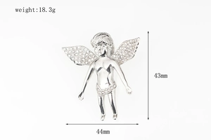 Détail du pendentif ange gardien argenté avec ailes en zircone et spécifications de poids