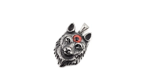 Vue détaillée du pendentif tête de loup vintage avec oeil rouge et texture de fourrure argent
