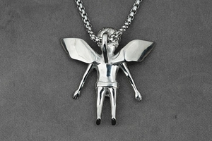 Vue détaillée du pendentif ange gardien argenté avec ailes gravées et chaîne box