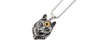 Détail du pendentif tête de loup vintage avec pierre jaune et chaîne de style box solide