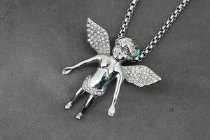 Gros plan détaillé d'un pendentif ange gardien argenté avec strass brillants sur chaîne box