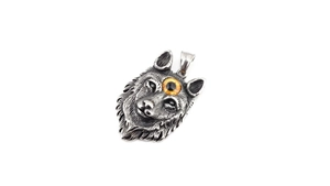 Vue détaillée du pendentif tête de loup avec œil ambré et texture de fourrure sculptée
