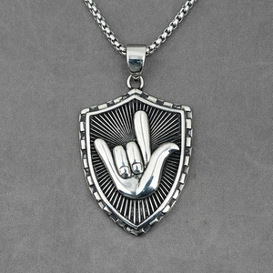 Collar retro con colgante de escudo en acero inoxidable y relieve de gesto rock