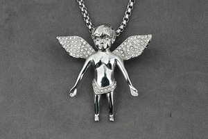 Détail du pendentif ange gardien en argent avec pierres étincelantes sur chaîne maille