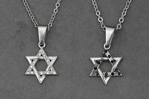 Détail de pendentifs hexagrammes avec cristaux incrustés sur une chaîne en métal