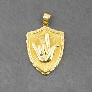 Collar con colgante de escudo dorado con gesto I Love You y textura radiante