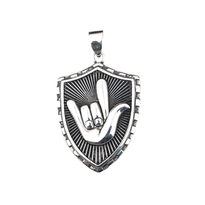 Colgante de escudo vintage en acero inoxidable con relieve del signo I Love You