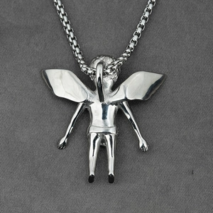 Pendentif ange gardien en acier titane poli avec chaîne à maille carrée pour femme