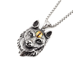 Pendentif tête de loup vintage en acier avec œil ambré et chaîne épaisse punk