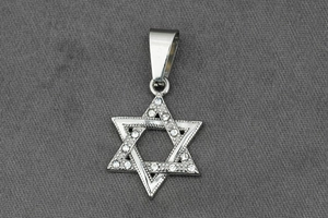 Détail macro du pendentif étoile de David en argent avec zircons et bordure perlée
