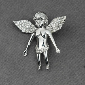 Pendentif ange gardien argenté avec ailes en cristal sur tissu gris texturé