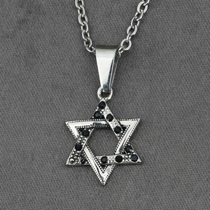 Collier hexagramme rétro en acier titane avec cristaux noirs et chaîne en O
