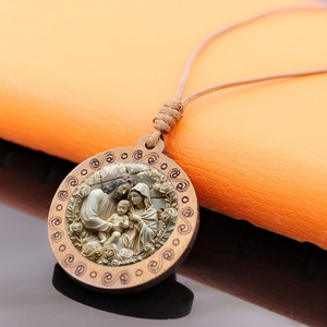 Vue macro détaillée du relief de la Sainte Famille sur un collier pendentif en bois vintage