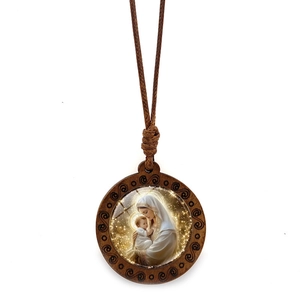 Gros plan du pendentif circulaire en bois avec l'illustration de la Vierge et l'Enfant