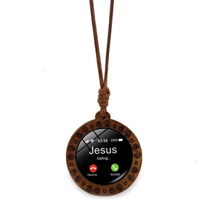 Détail du pendentif en bois avec motif Jesus Calling et cordon tressé marron