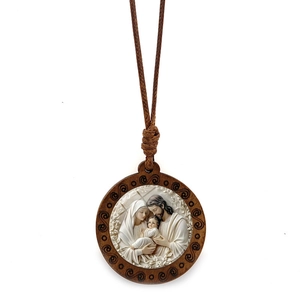 Collier religieux vintage en bois avec pendentif Sainte Famille et cordon brun sur fond blanc