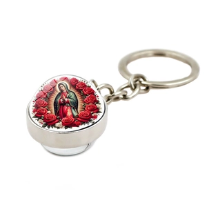 Détail d'un porte-clés en métal avec image de la Vierge de Guadalupe et des roses rouges