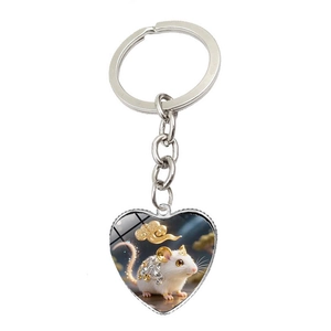 Gros plan du porte-clés en forme de cœur avec métal poli et illustration de souris blanche