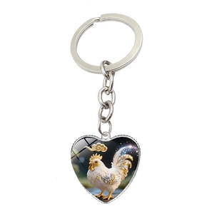 Détail d'un porte-clés en métal en forme de cœur avec illustration chinoise de coq