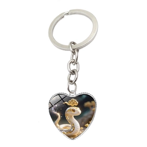 Détail du porte-clés en forme de cœur avec une illustration de serpent du zodiaque mignon