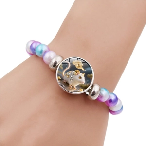 Détail du bracelet en perles zodiaque rat avec perles irisées porté au poignet