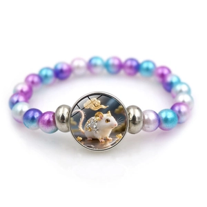 Bracelet en perles colorées avec un pendentif cabochon de souris mignonne sur fond blanc