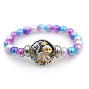Détail du pendentif singe du zodiaque sur un bracelet de perles irisées multicolores