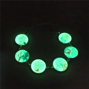 Bracelet à breloques en verre avec personnages anime et effet phosphorescent
