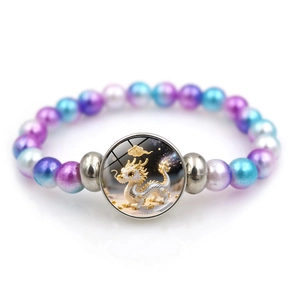 Détails rapprochés de perles colorées et d'un pendentif signe du zodiaque dragon