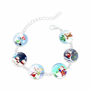 Vue détaillée du bracelet de Noël avec pendentifs en verre Père Noël et Bonhomme de neige