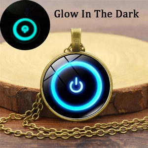 Lichtgevende aan/uit-knop hanger ketting met glow in the dark effect op houtbasis